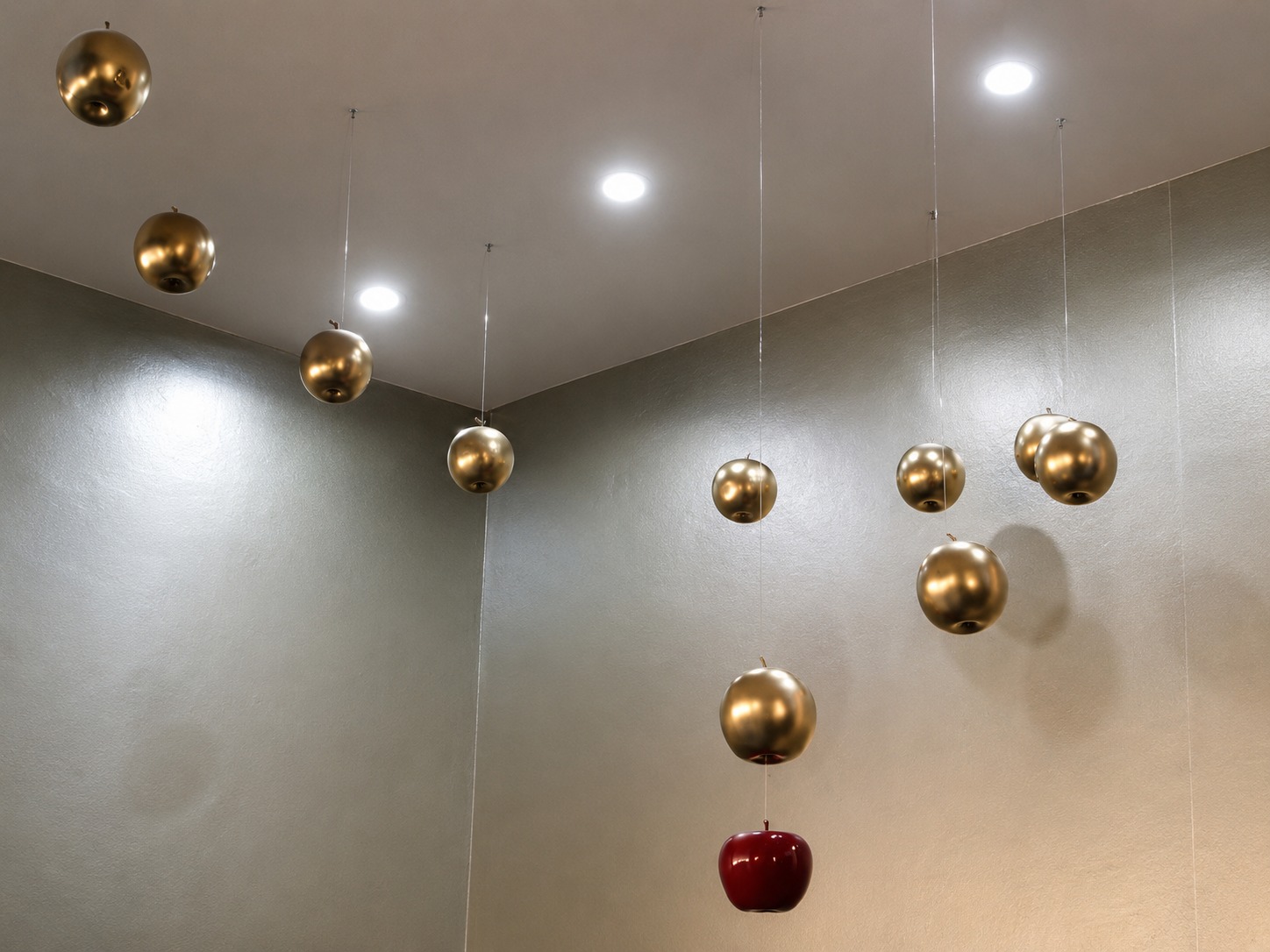 La Eroteca — Retail sensorial, instalación de manzanas doradas, Murcia