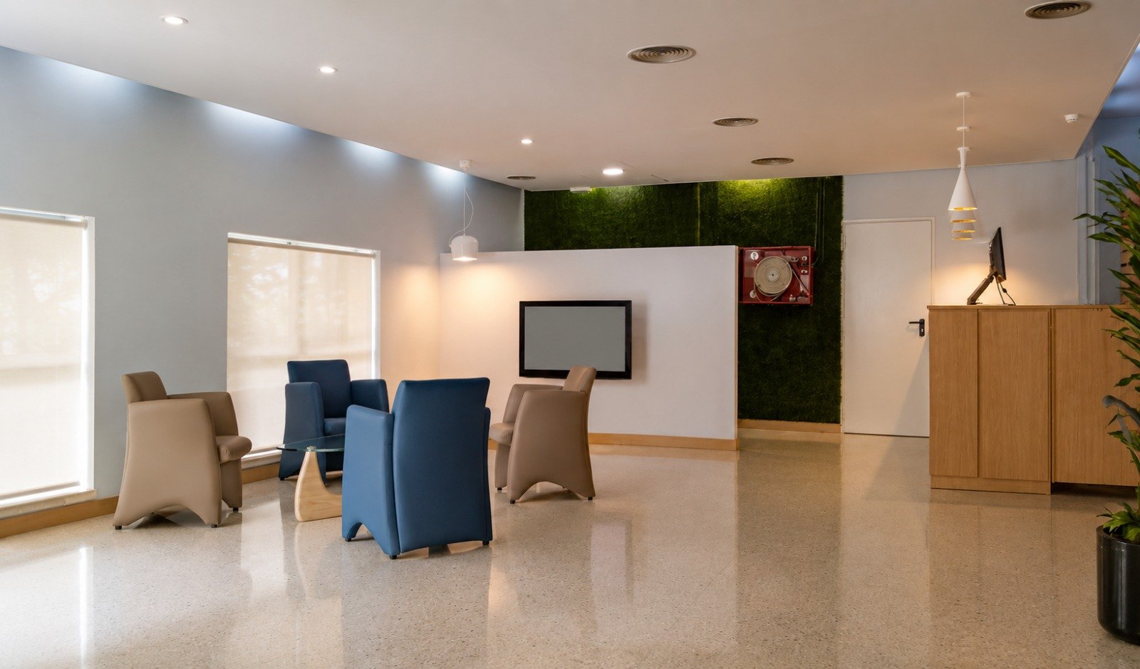 Recepción Hotelera en Murcia — lobby renovado con luz natural, madera clara y vegetación