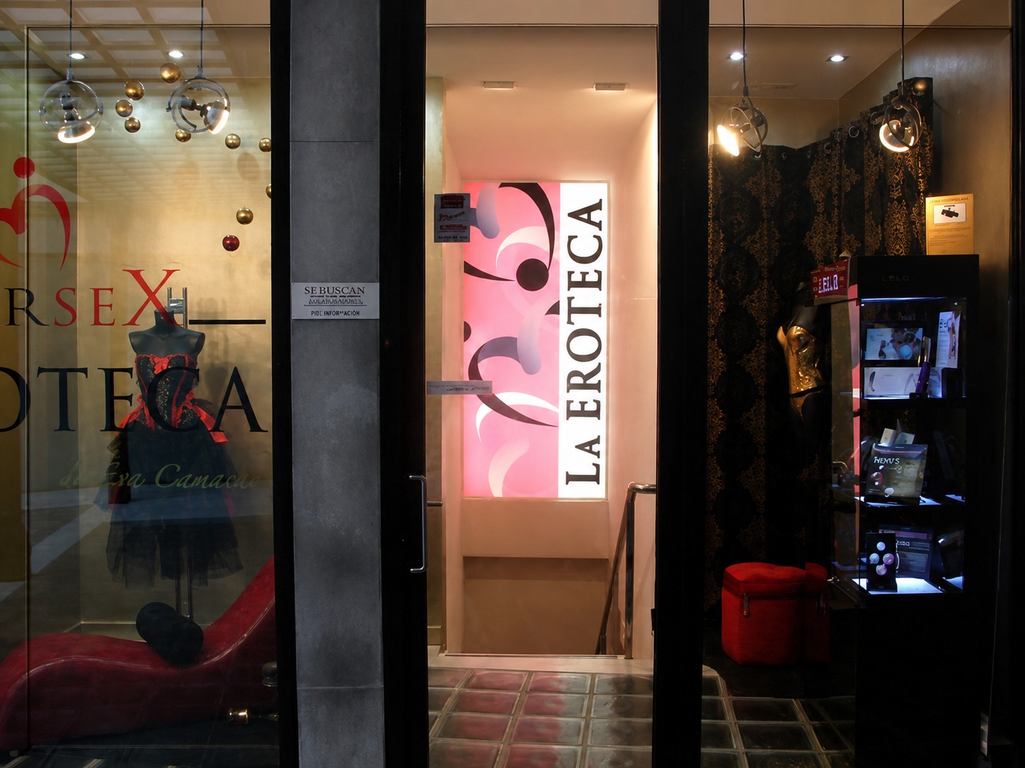 La Eroteca — Escaparate y acceso desde el pasaje comercial, Murcia