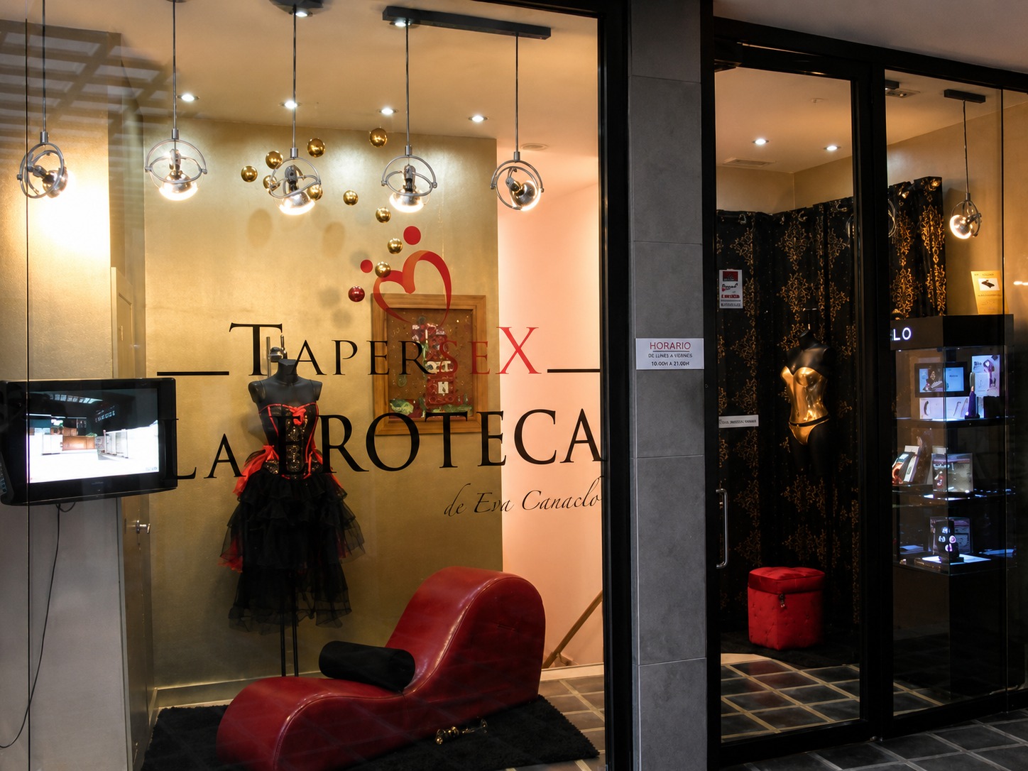 La Eroteca — Escaparate completo con identidad visual y acceso al espacio
