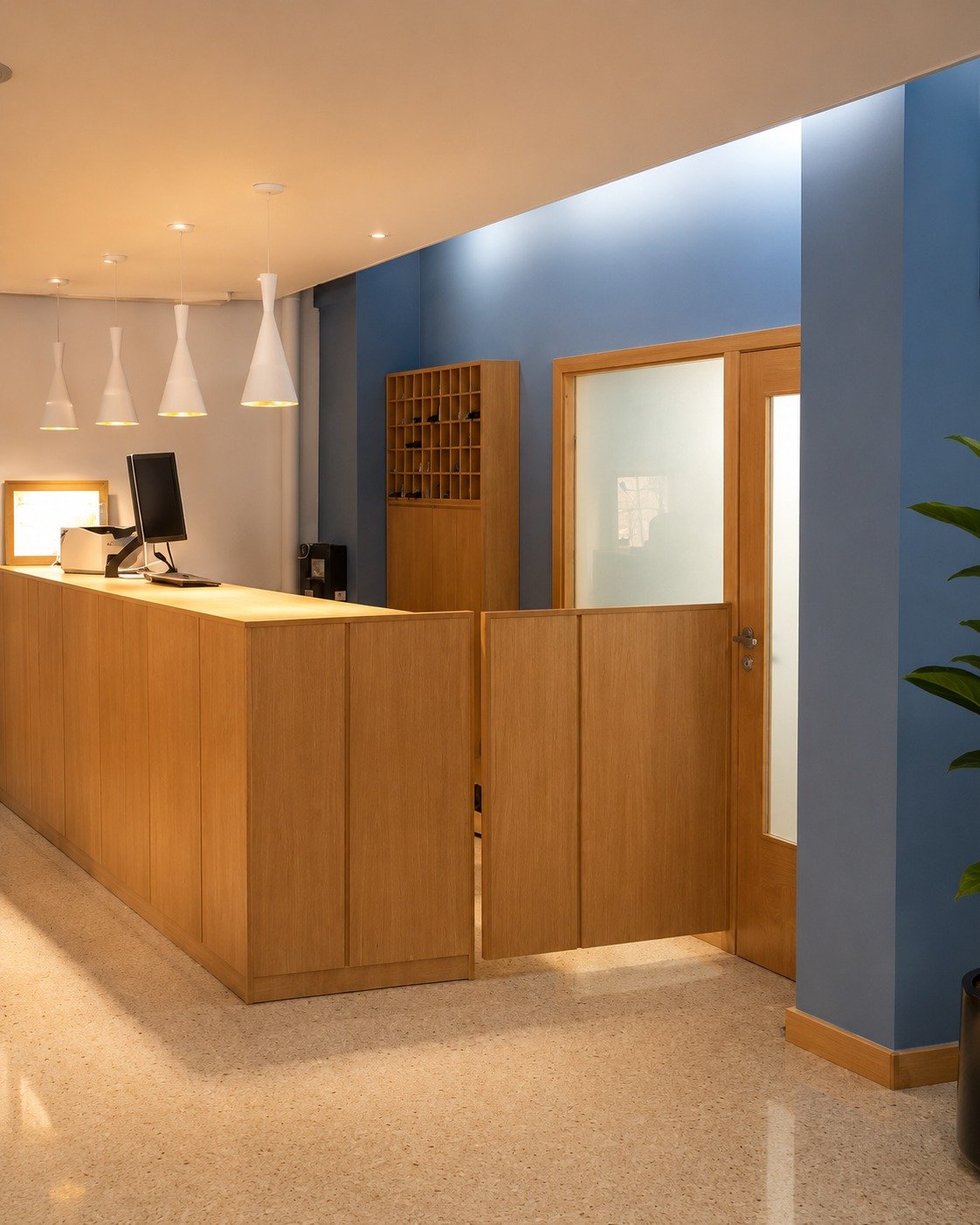 Recepción Hotelera — mostrador renovado en madera clara con iluminación cálida y fondo azul